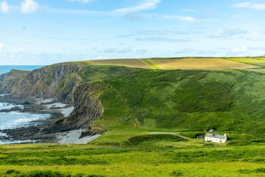 Hartland Point 'e güzel deniz feneri ve çarpıcı deniz manzarasıyla güzel bir yürüyüş.