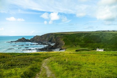 Hartland Point 'e güzel deniz feneri ve çarpıcı deniz manzarasıyla güzel bir yürüyüş.