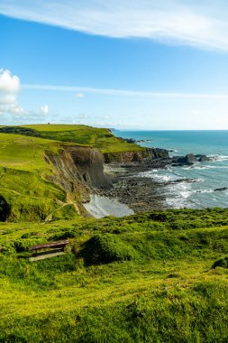 Hartland Point 'e güzel deniz feneri ve çarpıcı deniz manzarasıyla güzel bir yürüyüş.