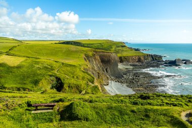 Hartland Point 'e güzel deniz feneri ve çarpıcı deniz manzarasıyla güzel bir yürüyüş.