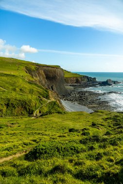 Hartland Point 'e güzel deniz feneri ve çarpıcı deniz manzarasıyla güzel bir yürüyüş.