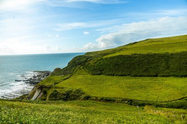 Hartland Point 'e güzel deniz feneri ve çarpıcı deniz manzarasıyla güzel bir yürüyüş.
