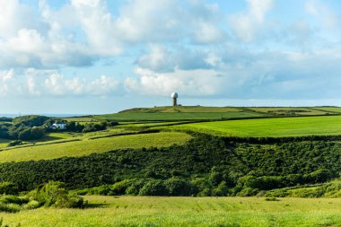Hartland Point 'e güzel deniz feneri ve çarpıcı deniz manzarasıyla güzel bir yürüyüş.