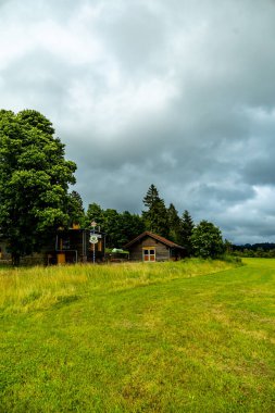Knllfeld kayak alanından Hallenburg Şatosu 'na doğru Thuringian Ormanı' nın kıyısında kısa bir yürüyüş - Steinbach-Hallenberg - Thuringia - Almanya