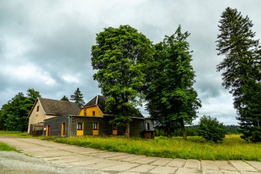 Knllfeld kayak alanından Hallenburg Şatosu 'na doğru Thuringian Ormanı' nın kıyısında kısa bir yürüyüş - Steinbach-Hallenberg - Thuringia - Almanya