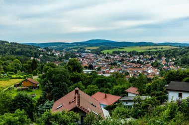Knllfeld kayak alanından Hallenburg Şatosu 'na doğru Thuringian Ormanı' nın kıyısında kısa bir yürüyüş - Steinbach-Hallenberg - Thuringia - Almanya