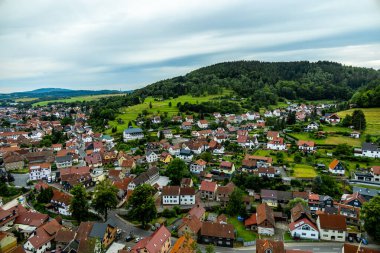 Knllfeld kayak alanından Hallenburg Şatosu 'na doğru Thuringian Ormanı' nın kıyısında kısa bir yürüyüş - Steinbach-Hallenberg - Thuringia - Almanya