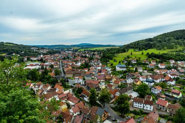 Knllfeld kayak alanından Hallenburg Şatosu 'na doğru Thuringian Ormanı' nın kıyısında kısa bir yürüyüş - Steinbach-Hallenberg - Thuringia - Almanya