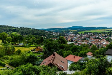 Knllfeld kayak alanından Hallenburg Şatosu 'na doğru Thuringian Ormanı' nın kıyısında kısa bir yürüyüş - Steinbach-Hallenberg - Thuringia - Almanya