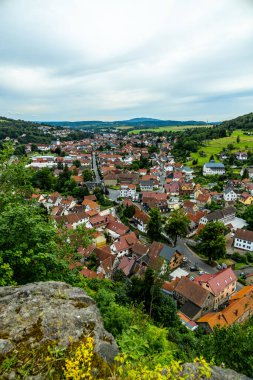 Knllfeld kayak alanından Hallenburg Şatosu 'na doğru Thuringian Ormanı' nın kıyısında kısa bir yürüyüş - Steinbach-Hallenberg - Thuringia - Almanya