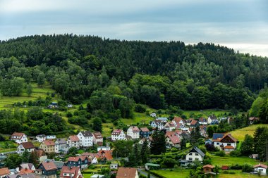 Knllfeld kayak alanından Hallenburg Şatosu 'na doğru Thuringian Ormanı' nın kıyısında kısa bir yürüyüş - Steinbach-Hallenberg - Thuringia - Almanya