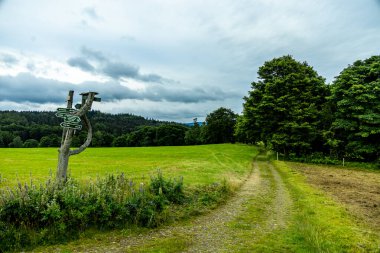 Knllfeld kayak alanından Hallenburg Şatosu 'na doğru Thuringian Ormanı' nın kıyısında kısa bir yürüyüş - Steinbach-Hallenberg - Thuringia - Almanya