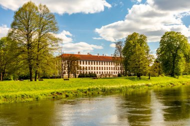 Fehrenbach yakınlarındaki Werra 'nın kaynağından Wernshausen-Thuringia yakınlarındaki Werratal' a kadar 1. Werratal Bisiklet Yolu 'nda bisikletle seyahat etmek.