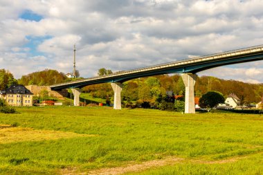 Fehrenbach yakınlarındaki Werra 'nın kaynağından Wernshausen-Thuringia yakınlarındaki Werratal' a kadar 1. Werratal Bisiklet Yolu 'nda bisikletle seyahat etmek.