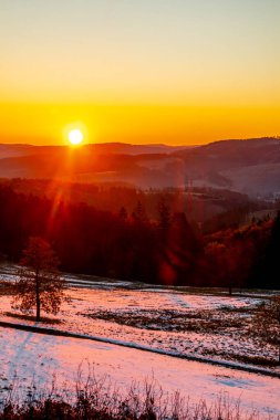 Fehrenbach yakınlarındaki Werra 'nın kaynağından Wernshausen-Thuringia yakınlarındaki Werratal' a kadar 1. Werratal Bisiklet Yolu 'nda bisikletle seyahat etmek.