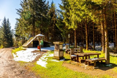Fehrenbach yakınlarındaki Werra 'nın kaynağından Wernshausen-Thuringia yakınlarındaki Werratal' a kadar 1. Werratal Bisiklet Yolu 'nda bisikletle seyahat etmek.