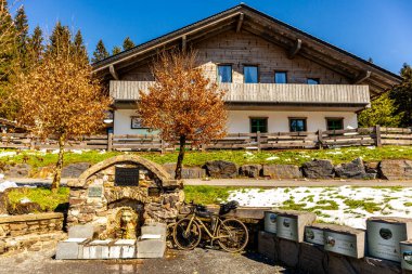 Fehrenbach yakınlarındaki Werra 'nın kaynağından Wernshausen-Thuringia yakınlarındaki Werratal' a kadar 1. Werratal Bisiklet Yolu 'nda bisikletle seyahat etmek.