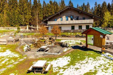 Fehrenbach yakınlarındaki Werra 'nın kaynağından Wernshausen-Thuringia yakınlarındaki Werratal' a kadar 1. Werratal Bisiklet Yolu 'nda bisikletle seyahat etmek.