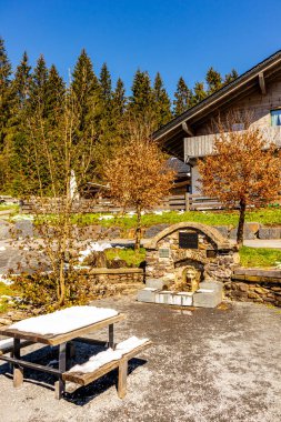 Fehrenbach yakınlarındaki Werra 'nın kaynağından Wernshausen-Thuringia yakınlarındaki Werratal' a kadar 1. Werratal Bisiklet Yolu 'nda bisikletle seyahat etmek.