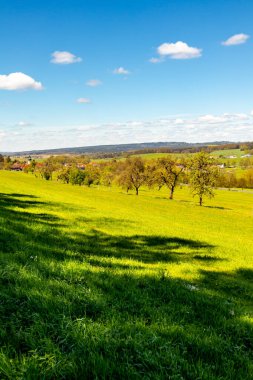 Fehrenbach yakınlarındaki Werra 'nın kaynağından Wernshausen-Thuringia yakınlarındaki Werratal' a kadar 1. Werratal Bisiklet Yolu 'nda bisikletle seyahat etmek.