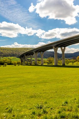 Fehrenbach yakınlarındaki Werra 'nın kaynağından Wernshausen-Thuringia yakınlarındaki Werratal' a kadar 1. Werratal Bisiklet Yolu 'nda bisikletle seyahat etmek.