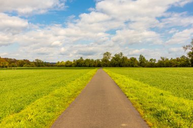 Wernshausen yakınlarındaki Werra 'nın kaynağından Hrschel-Thuringia yakınlarındaki Werratal' a kadar 1. Werratal Bisiklet Yolu 'nda bisikletle seyahat etmek.