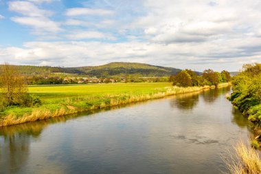 Wernshausen yakınlarındaki Werra 'nın kaynağından Hrschel-Thuringia yakınlarındaki Werratal' a kadar 1. Werratal Bisiklet Yolu 'nda bisikletle seyahat etmek.