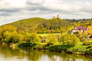 Wernshausen yakınlarındaki Werra 'nın kaynağından Hrschel-Thuringia yakınlarındaki Werratal' a kadar 1. Werratal Bisiklet Yolu 'nda bisikletle seyahat etmek.