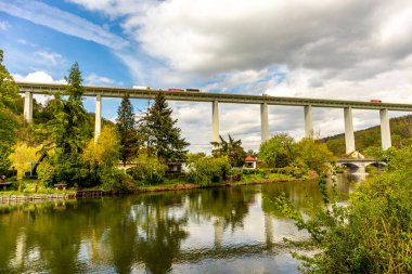 Wernshausen yakınlarındaki Werra 'nın kaynağından Hrschel-Thuringia yakınlarındaki Werratal' a kadar 1. Werratal Bisiklet Yolu 'nda bisikletle seyahat etmek.