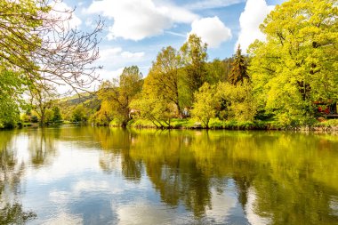 Wernshausen yakınlarındaki Werra 'nın kaynağından Hrschel-Thuringia yakınlarındaki Werratal' a kadar 1. Werratal Bisiklet Yolu 'nda bisikletle seyahat etmek.