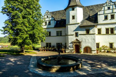 Dornburg Şatosu yakınlarındaki Jena ve Naumburg arasındaki güzel Saale Vadisi 'nde seyahat ederken Thüringen - Almanya