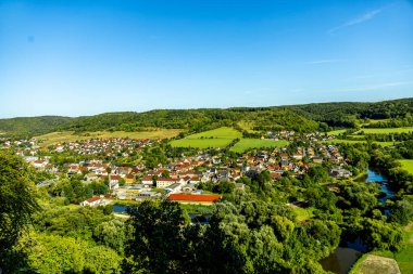 Dornburg Şatosu yakınlarındaki Jena ve Naumburg arasındaki güzel Saale Vadisi 'nde seyahat ederken Thüringen - Almanya