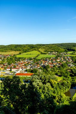 Dornburg Şatosu yakınlarındaki Jena ve Naumburg arasındaki güzel Saale Vadisi 'nde seyahat ederken Thüringen - Almanya