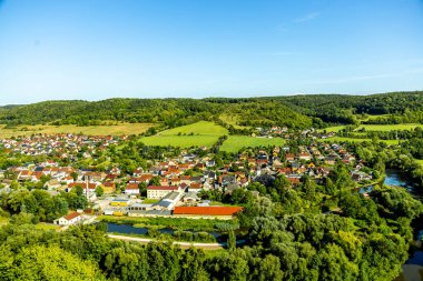 Dornburg Şatosu yakınlarındaki Jena ve Naumburg arasındaki güzel Saale Vadisi 'nde seyahat ederken Thüringen - Almanya