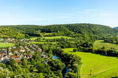 Dornburg Şatosu yakınlarındaki Jena ve Naumburg arasındaki güzel Saale Vadisi 'nde seyahat ederken Thüringen - Almanya