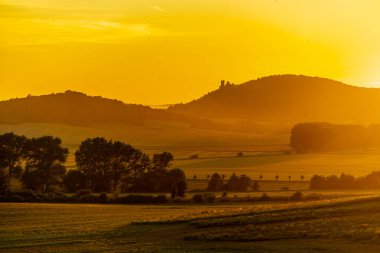 Thüringen Havzası 'nda Wachsenburg Şatosu - Thüringen - Almanya manzaralı fantastik bir gün batımı