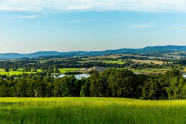 Breitungen-Thüringen yakınlarındaki güzel Werra Vadisi manzaralı bir yaz vadisi boyunca ilerlerken
