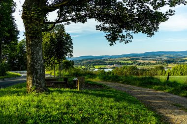 Breitungen-Thüringen yakınlarındaki güzel Werra Vadisi manzaralı bir yaz vadisi boyunca ilerlerken