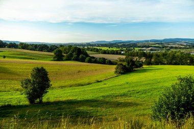 Breitungen-Thüringen yakınlarındaki güzel Werra Vadisi manzaralı bir yaz vadisi boyunca ilerlerken