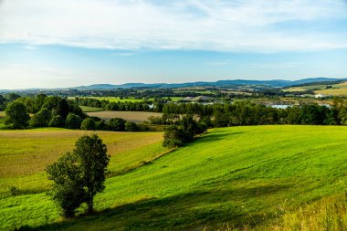Breitungen-Thüringen yakınlarındaki güzel Werra Vadisi manzaralı bir yaz vadisi boyunca ilerlerken