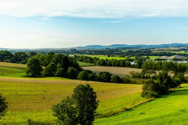Breitungen-Thüringen yakınlarındaki güzel Werra Vadisi manzaralı bir yaz vadisi boyunca ilerlerken