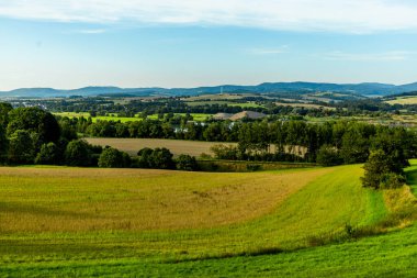 Breitungen-Thüringen yakınlarındaki güzel Werra Vadisi manzaralı bir yaz vadisi boyunca ilerlerken