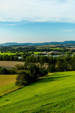 Breitungen-Thüringen yakınlarındaki güzel Werra Vadisi manzaralı bir yaz vadisi boyunca ilerlerken