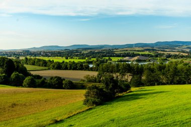 Breitungen-Thüringen yakınlarındaki güzel Werra Vadisi manzaralı bir yaz vadisi boyunca ilerlerken
