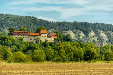 Eisenach yakınlarındaki Hrschel 'den Eschwege-Thuringia-Almanya' ya Werratal Bisiklet Yolu 'nun bir bölümünde bisikletle seyahat etmek.