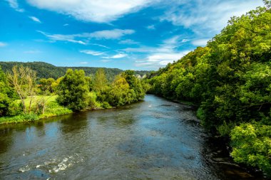 Eisenach yakınlarındaki Hrschel 'den Eschwege-Thuringia-Almanya' ya Werratal Bisiklet Yolu 'nun bir bölümünde bisikletle seyahat etmek.