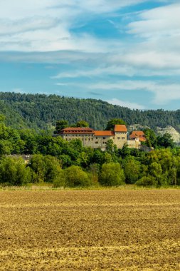 Eisenach yakınlarındaki Hrschel 'den Eschwege-Thuringia-Almanya' ya Werratal Bisiklet Yolu 'nun bir bölümünde bisikletle seyahat etmek.