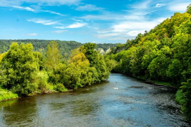 Eisenach yakınlarındaki Hrschel 'den Eschwege-Thuringia-Almanya' ya Werratal Bisiklet Yolu 'nun bir bölümünde bisikletle seyahat etmek.