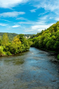 Eisenach yakınlarındaki Hrschel 'den Eschwege-Thuringia-Almanya' ya Werratal Bisiklet Yolu 'nun bir bölümünde bisikletle seyahat etmek.