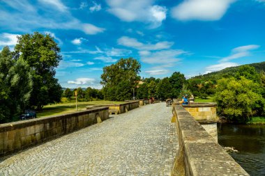 Eisenach yakınlarındaki Hrschel 'den Eschwege-Thuringia-Almanya' ya Werratal Bisiklet Yolu 'nun bir bölümünde bisikletle seyahat etmek.